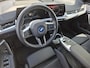 BMW X1 xDrive30e 326 PK M-SPORT / Fabrieksgarantie tot 03-2028 / Glazen schuif- en kanteldak / Head Up Display / Elektrisch trekhaak / Trekgewicht 1800 kg / Harman Kardon Audio Systeem / Elektrische achterklep / Rondomzicht camera / Stuur- & Stoel verwarming / Adaptief cruise control /