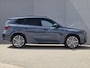 BMW X1 xDrive30e 326 PK M-SPORT / Fabrieksgarantie tot 03-2028 / Glazen schuif- en kanteldak / Head Up Display / Elektrisch trekhaak / Trekgewicht 1800 kg / Harman Kardon Audio Systeem / Elektrische achterklep / Rondomzicht camera / Stuur- & Stoel verwarming / Adaptief cruise control /
