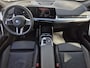 BMW X1 xDrive30e 326 PK M-SPORT / Fabrieksgarantie tot 03-2028 / Glazen schuif- en kanteldak / Head Up Display / Elektrisch trekhaak / Trekgewicht 1800 kg / Harman Kardon Audio Systeem / Elektrische achterklep / Rondomzicht camera / Stuur- & Stoel verwarming / Adaptief cruise control /
