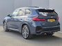 BMW X1 xDrive30e 326 PK M-SPORT / Fabrieksgarantie tot 03-2028 / Glazen schuif- en kanteldak / Head Up Display / Elektrisch trekhaak / Trekgewicht 1800 kg / Harman Kardon Audio Systeem / Elektrische achterklep / Rondomzicht camera / Stuur- & Stoel verwarming / Adaptief cruise control /