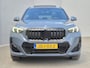 BMW X1 xDrive30e 326 PK M-SPORT / Fabrieksgarantie tot 03-2028 / Glazen schuif- en kanteldak / Head Up Display / Elektrisch trekhaak / Trekgewicht 1800 kg / Harman Kardon Audio Systeem / Elektrische achterklep / Rondomzicht camera / Stuur- & Stoel verwarming / Adaptief cruise control /