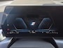 BMW X1 xDrive30e 326 PK M-SPORT / Fabrieksgarantie tot 03-2028 / Glazen schuif- en kanteldak / Head Up Display / Elektrisch trekhaak / Trekgewicht 1800 kg / Harman Kardon Audio Systeem / Elektrische achterklep / Rondomzicht camera / Stuur- & Stoel verwarming / Adaptief cruise control /