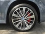 BMW X1 xDrive30e 326 PK M-SPORT / Fabrieksgarantie tot 03-2028 / Glazen schuif- en kanteldak / Head Up Display / Elektrisch trekhaak / Trekgewicht 1800 kg / Harman Kardon Audio Systeem / Elektrische achterklep / Rondomzicht camera / Stuur- & Stoel verwarming / Adaptief cruise control /