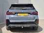BMW X1 xDrive30e 326 PK M-SPORT / Fabrieksgarantie tot 03-2028 / Glazen schuif- en kanteldak / Head Up Display / Elektrisch trekhaak / Trekgewicht 1800 kg / Harman Kardon Audio Systeem / Elektrische achterklep / Rondomzicht camera / Stuur- & Stoel verwarming / Adaptief cruise control /