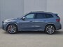 BMW X1 xDrive30e 326 PK M-SPORT / 100% SoH Accupakket! / Elektrisch stoelverstelling / Head-up display /Fabrieksgarantie tot 03-2028 / Glazen schuif- en kanteldak / / Elektrisch Trekhaak / Trekgewicht 1800 kg / Harman Kardon Audio Systeem / Elektrische Achterklep / 360 Graden Camera / Stoel & Stuurverwarming / Adaptief Cruise Control /