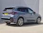 BMW X1 xDrive30e 326 PK M-SPORT / Fabrieksgarantie tot 03-2028 / Glazen schuif- en kanteldak / Head Up Display / Elektrisch trekhaak / Trekgewicht 1800 kg / Harman Kardon Audio Systeem / Elektrische achterklep / Rondomzicht camera / Stuur- & Stoel verwarming / Adaptief cruise control /
