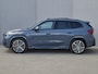BMW X1 xDrive30e 326 PK M-SPORT / Fabrieksgarantie tot 03-2028 / Glazen schuif- en kanteldak / Head Up Display / Elektrisch trekhaak / Trekgewicht 1800 kg / Harman Kardon Audio Systeem / Elektrische achterklep / Rondomzicht camera / Stuur- & Stoel verwarming / Adaptief cruise control /
