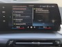 BMW X1 xDrive30e 326 PK M-SPORT / Fabrieksgarantie tot 03-2028 / Glazen schuif- en kanteldak / Head Up Display / Elektrisch trekhaak / Trekgewicht 1800 kg / Harman Kardon Audio Systeem / Elektrische achterklep / Rondomzicht camera / Stuur- & Stoel verwarming / Adaptief cruise control /