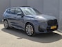 BMW X1 xDrive30e 326 PK M-SPORT / Fabrieksgarantie tot 03-2028 / Glazen schuif- en kanteldak / Head Up Display / Elektrisch trekhaak / Trekgewicht 1800 kg / Harman Kardon Audio Systeem / Elektrische achterklep / Rondomzicht camera / Stuur- & Stoel verwarming / Adaptief cruise control /