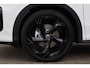 Volkswagen T-Roc 1.5 eTsi R-Line First Edition 150PK / 110kW DSG, Elektrische achterklep met sensorsturing, 20" 'Calgary' LMV, koplampverlichting LED plus, keyless start & entry, parkeerassistent (Park Assist) incl. parkeersensoren voor en achter (pdc), achteruitrijcamera (rear view), elektrisch verstel-, verwarm- en inklapbare buitenspiegels, verwarmbare voorstoelen, draadloos Apple Carplay & Android Auto, dodehoekdetectie (Side Assist), grootlichtassistent (Light Assist) etc.
