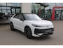 Volkswagen T-Roc 1.5 eTsi R-Line First Edition 150PK / 110kW DSG, Elektrische achterklep met sensorsturing, 20" 'Calgary' LMV, koplampverlichting LED plus, keyless start & entry, parkeerassistent (Park Assist) incl. parkeersensoren voor en achter (pdc), achteruitrijcamera (rear view), elektrisch verstel-, verwarm- en inklapbare buitenspiegels, verwarmbare voorstoelen, draadloos Apple Carplay & Android Auto, dodehoekdetectie (Side Assist), grootlichtassistent (Light Assist) etc.