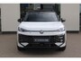 Volkswagen T-Roc 1.5 eTsi R-Line First Edition 150PK / 110kW DSG, Elektrische achterklep met sensorsturing, 20" 'Calgary' LMV, koplampverlichting LED plus, keyless start & entry, parkeerassistent (Park Assist) incl. parkeersensoren voor en achter (pdc), achteruitrijcamera (rear view), elektrisch verstel-, verwarm- en inklapbare buitenspiegels, verwarmbare voorstoelen, draadloos Apple Carplay & Android Auto, dodehoekdetectie (Side Assist), grootlichtassistent (Light Assist) etc.