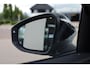 Volkswagen T-Roc 1.5 eTsi R-Line First Edition 150PK / 110kW DSG, Elektrische achterklep met sensorsturing, 20" 'Calgary' LMV, koplampverlichting LED plus, keyless start & entry, parkeerassistent (Park Assist) incl. parkeersensoren voor en achter (pdc), achteruitrijcamera (rear view), elektrisch verstel-, verwarm- en inklapbare buitenspiegels, verwarmbare voorstoelen, draadloos Apple Carplay & Android Auto, dodehoekdetectie (Side Assist), grootlichtassistent (Light Assist) etc.