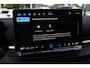 Volkswagen T-Roc 1.5 eTsi R-Line First Edition 150PK / 110kW DSG, Elektrische achterklep met sensorsturing, 20" 'Calgary' LMV, koplampverlichting LED plus, keyless start & entry, parkeerassistent (Park Assist) incl. parkeersensoren voor en achter (pdc), achteruitrijcamera (rear view), elektrisch verstel-, verwarm- en inklapbare buitenspiegels, verwarmbare voorstoelen, draadloos Apple Carplay & Android Auto, dodehoekdetectie (Side Assist), grootlichtassistent (Light Assist) etc.