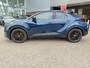 Toyota C-HR / C-HR+ 2.0 Plug-in Hybrid 220 GR SPORT PLUS TREKHAAK PANODAK HEAD-UP 360° CAMERA 18'' LM-VELGEN 4S-BANDEN EL-STOEL/ACHTERKLEP STOEL/STUURVERW NL-AUTO 1E-EIG