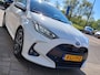 Toyota Yaris 1.5 Hybrid Dynamic | Apple Carplay+Android Auto | Clima | Adap.Cruise | Led Koplampen | Rijstrook+Licht+Regensensor | Achteruitrijcamera | Stoelverwarming | Mistlampen | Privacy Glass |16''lm