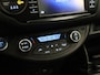 Toyota Yaris 1.5 Hybrid Bi-Tone - PANORAMADAK - KEYLESS ENTRY/START - ACHTERUITRIJCAMERA - NAVIAGTIE - BLUETOOTH TELEFOONVOORBEREIDING - CRUISE CONTROL - CLIMATE CONTROL - LICHTMETALEN VELGEN - BOTS PREVENTIE SYSTEEM