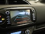 Toyota Yaris 1.5 Hybrid Bi-Tone - PANORAMADAK - KEYLESS ENTRY/START - ACHTERUITRIJCAMERA - NAVIAGTIE - BLUETOOTH TELEFOONVOORBEREIDING - CRUISE CONTROL - CLIMATE CONTROL - LICHTMETALEN VELGEN - BOTS PREVENTIE SYSTEEM