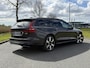 Volvo V60 2.0 T8 Plug-in hybrid AWD Ultra Dark | SOH 100% | Stoelverwarming V+A | Panoramadak | Apple Carplay/Android Auto | Harman/Kardon | 360 camera | HUD | LED | DAB |