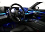 BMW 5-Serie 530e M Sport Edition / M5 Look / M Sport Bodykit / Panoramadak / Stoelkoeling & -verwarming / Iconic Glow / Harman Kardon / Elektr. verstelbare voorstoelen (links memory) / HUD / Rondomzichtcamera / Apple Carplay - Android Auto / Achterbank verwarming / Dodehoekdetectie / 21'' LMV / Achteruitrijcamera / Shadow Line