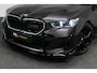 BMW 5-Serie 530e M Sport Edition / M5 Look / M Sport Bodykit / Panoramadak / Stoelkoeling & -verwarming / Iconic Glow / Harman Kardon / Elektr. verstelbare voorstoelen (links memory) / HUD / Rondomzichtcamera / Apple Carplay - Android Auto / Achterbank verwarming / Dodehoekdetectie / 21'' LMV / Achteruitrijcamera / Shadow Line