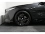 BMW 5-Serie 530e M Sport Edition / M5 Look / M Sport Bodykit / Panoramadak / Stoelkoeling & -verwarming / Iconic Glow / Harman Kardon / Elektr. verstelbare voorstoelen (links memory) / HUD / Rondomzichtcamera / Apple Carplay - Android Auto / Achterbank verwarming / Dodehoekdetectie / 21'' LMV / Achteruitrijcamera / Shadow Line