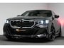 BMW 5-Serie 530e M Sport Edition / M5 Look / M Sport Bodykit / Panoramadak / Stoelkoeling & -verwarming / Iconic Glow / Harman Kardon / Elektr. verstelbare voorstoelen (links memory) / HUD / Rondomzichtcamera / Apple Carplay - Android Auto / Achterbank verwarming / Dodehoekdetectie / 21'' LMV / Achteruitrijcamera / Shadow Line