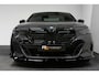 BMW 5-Serie 530e M Sport Edition / M5 Look / M Sport Bodykit / Panoramadak / Stoelkoeling & -verwarming / Iconic Glow / Harman Kardon / Elektr. verstelbare voorstoelen (links memory) / HUD / Rondomzichtcamera / Apple Carplay - Android Auto / Achterbank verwarming / Dodehoekdetectie / 21'' LMV / Achteruitrijcamera / Shadow Line
