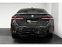 BMW 5-Serie 530e M Sport Edition / M5 Look / M Sport Bodykit / Panoramadak / Stoelkoeling & -verwarming / Iconic Glow / Harman Kardon / Elektr. verstelbare voorstoelen (links memory) / HUD / Rondomzichtcamera / Apple Carplay - Android Auto / Achterbank verwarming / Dodehoekdetectie / 21'' LMV / Achteruitrijcamera / Shadow Line
