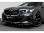BMW 5-Serie 530e M Sport Edition / M5 Look / M Sport Bodykit / Panoramadak / Stoelkoeling & -verwarming / Iconic Glow / Harman Kardon / Elektr. verstelbare voorstoelen (links memory) / HUD / Rondomzichtcamera / Apple Carplay - Android Auto / Achterbank verwarming / Dodehoekdetectie / 21'' LMV / Achteruitrijcamera / Shadow Line