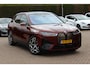 BMW iX xDrive40 High Executive 77 kWh / SoH 95,9% / Trekhaak / Panoramadak / 360Camera / Head-up / Leder / Softclose / Harman Kardon / 21'' / Keyless / Stoelventilatie+Verwarming / Stuurverwarming / Dodehoek / DAB / ACC