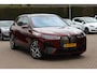BMW iX xDrive40 High Executive 77 kWh / SoH 95,9% / Trekhaak / Panoramadak / 360Camera / Head-up / Leder / Softclose / Harman Kardon / 21'' / Keyless / Stoelventilatie+Verwarming / Stuurverwarming / Dodehoek / DAB / ACC