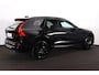 Volvo XC60 T6 Recharge AWD Plus Black Edition - Panorama/schuifdak - IntelliSafe Assist & Surround - 360º Camera - Harman Kardon audio - Adaptieve LED koplampen - Verwarmde voorstoelen, stuur & achterbank - Parkeersensoren voor & achter - Elektr. bedienb. voorstoelen met geheugen - Head up display - Draadloze tel. lader - Extra getint glas - Semi elektr. inklapbare trekhaak - 21" LMV
