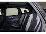 Volvo XC60 T6 Recharge AWD Plus Black Edition - Panorama/schuifdak - IntelliSafe Assist & Surround - 360º Camera - Harman Kardon audio - Adaptieve LED koplampen - Verwarmde voorstoelen, stuur & achterbank - Parkeersensoren voor & achter - Elektr. bedienb. voorstoelen met geheugen - Head up display - Draadloze tel. lader - Extra getint glas - Semi elektr. inklapbare trekhaak - 21" LMV