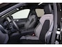Volvo XC60 T6 Recharge AWD Plus Black Edition - Panorama/schuifdak - IntelliSafe Assist & Surround - 360º Camera - Harman Kardon audio - Adaptieve LED koplampen - Verwarmde voorstoelen, stuur & achterbank - Parkeersensoren voor & achter - Elektr. bedienb. voorstoelen met geheugen - Head up display - Draadloze tel. lader - Extra getint glas - Semi elektr. inklapbare trekhaak - 21" LMV