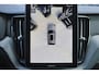 Volvo XC60 T6 Recharge AWD Plus Black Edition - Panorama/schuifdak - IntelliSafe Assist & Surround - 360º Camera - Harman Kardon audio - Adaptieve LED koplampen - Verwarmde voorstoelen, stuur & achterbank - Parkeersensoren voor & achter - Elektr. bedienb. voorstoelen met geheugen - Head up display - Draadloze tel. lader - Extra getint glas - Semi elektr. inklapbare trekhaak - 21" LMV