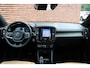 Volvo XC40 T4 Inscription | Trekhaak | Parkeercamera | Verwarmbare Voorstoelen | Lederen Bekleding | Extra Getint Glas | 18'' Lichtmetalen Velgen | Navigatie | Cruise Control | Bluetooth Telefonie & Multimedia