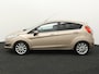 Ford Fiesta 1.0 EcoBoost Titanium Trekhaak, Bluetooth, Cruise control, Parkeersensor achter, Regensensor, Verwarmd voorruit, Lichtmetalen velgen 16, Ontdek deze sportieve en betrouwbare Ford Fiesta 1.0 EcoBoost Titanium uit 2017 met handgeschakelde transmissie. Dankzij de zuinige en pittige EcoBoost motor biedt deze hatchback verrassend v