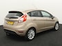 Ford Fiesta 1.0 EcoBoost Titanium Trekhaak, Bluetooth, Cruise control, Parkeersensor achter, Regensensor, Verwarmd voorruit, Lichtmetalen velgen 16, Ontdek deze sportieve en betrouwbare Ford Fiesta 1.0 EcoBoost Titanium uit 2017 met handgeschakelde transmissie. Dankzij de zuinige en pittige EcoBoost motor biedt deze hatchback verrassend v