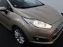 Ford Fiesta 1.0 EcoBoost Titanium Trekhaak, Bluetooth, Cruise control, Parkeersensor achter, Regensensor, Verwarmd voorruit, Lichtmetalen velgen 16, Ontdek deze sportieve en betrouwbare Ford Fiesta 1.0 EcoBoost Titanium uit 2017 met handgeschakelde transmissie. Dankzij de zuinige en pittige EcoBoost motor biedt deze hatchback verrassend v