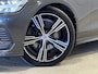 Volvo V60 2.0 T8 Twin Engine AWD Inscription | Navigatie/Android/Apple Carplay | LM Velgen 20" | Voorstoelen Verwarmd | Achteruitrijcamera | Lederen Bekleding | Cruise Control | Airco |