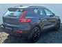 Volvo XC40 2.0 B3 Plus Black Edition MY 2026 -  20” Wielen -  Adaptive Cruise Control -Harman Kardon Audio -  Climate - R7C0 Interieur – Camera achter - PDC voor en achter - Power seats links met memory - Two Tone