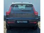 Volvo XC40 2.0 B3 Plus Black Edition MY 2026 -  20” Wielen -  Adaptive Cruise Control -Harman Kardon Audio -  Climate - R7C0 Interieur – Camera achter - PDC voor en achter - Power seats links met memory - Two Tone