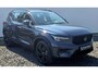 Volvo XC40 2.0 B3 Plus Black Edition MY 2026 -  20” Wielen -  Adaptive Cruise Control -Harman Kardon Audio -  Climate - R7C0 Interieur – Camera achter - PDC voor en achter - Power seats links met memory - Two Tone