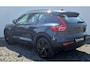 Volvo XC40 2.0 B3 Plus Black Edition MY 2026 -  20” Wielen -  Adaptive Cruise Control -Harman Kardon Audio -  Climate - R7C0 Interieur – Camera achter - PDC voor en achter - Power seats links met memory - Two Tone