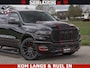 Dodge Ram NIGHT PREMIUM | 426PK | STRIPING | LUCHTVERING | HUD | PANO | 360 CAM | Full Option | LIMITED WHEELS | De Meest Luxe Pick-Up in zijn Klasse | Comfortabele Dubbele Cabine met Royale 5 Zitplaatsen | EERSTE EIGENAAR | SMOKE PACK | BOM VOL |