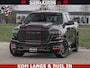 Dodge Ram NIGHT PREMIUM | 426PK | STRIPING | LUCHTVERING | HUD | PANO | 360 CAM | Full Option | LIMITED WHEELS | De Meest Luxe Pick-Up in zijn Klasse | Comfortabele Dubbele Cabine met Royale 5 Zitplaatsen | EERSTE EIGENAAR | SMOKE PACK | BOM VOL |