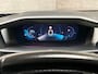 Peugeot 2008 1.2 PureTech Allure Sport 131Pk Automaat (VIRTUAL COCKPIT, APPLE CARPLAY, GROOT NAVI, 360 CAMERA, KEYLESS, SPORTSTOELEN, GETINT GLAS, LEDER, NIEUWE APK, NIEUWSTAAT)