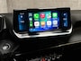 Peugeot 2008 1.2 PureTech Allure Sport 131Pk Automaat (VIRTUAL COCKPIT, APPLE CARPLAY, GROOT NAVI, 360 CAMERA, KEYLESS, SPORTSTOELEN, GETINT GLAS, LEDER, NIEUWE APK, NIEUWSTAAT)
