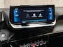 Peugeot 2008 1.2 PureTech Allure Sport 131Pk Automaat (VIRTUAL COCKPIT, APPLE CARPLAY, GROOT NAVI, 360 CAMERA, KEYLESS, SPORTSTOELEN, GETINT GLAS, LEDER, NIEUWE APK, NIEUWSTAAT)